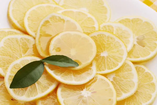 Pour Honey Lemon Slices Plate — Stock Photo, Image