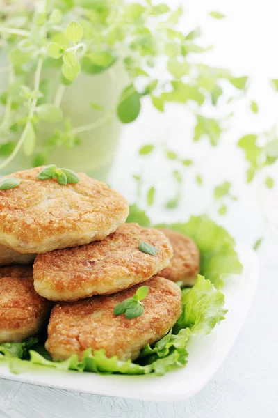 Large Fried Cutlets Thyme Lettuce — Stock Photo, Image