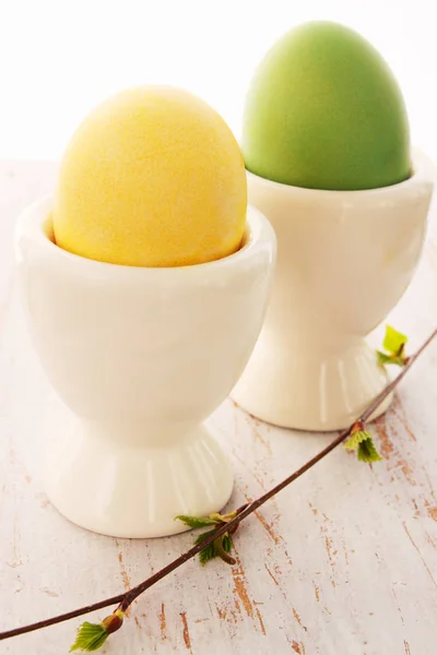 Două Ouă Într Stand Ceramic Alb Bord — Fotografie, imagine de stoc