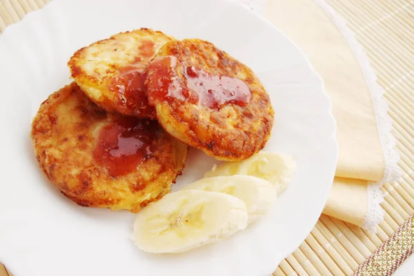 Panqueques Asados Con Mermelada Frambuesa Plátano —  Fotos de Stock