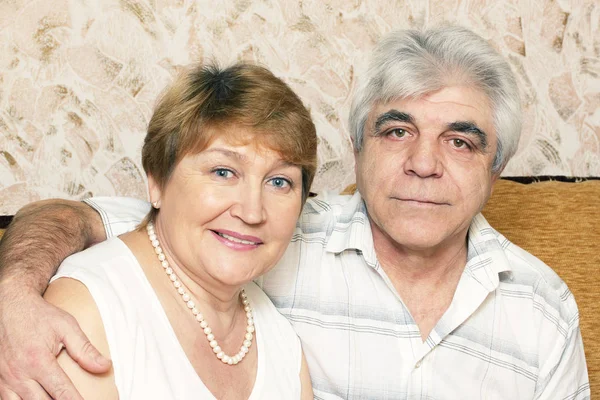 Feliz Pareja Ancianos Que Sientan Los Abrazos —  Fotos de Stock