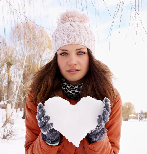 Vrouw Houdt Een Hart Van Ijs Handen Van — Stockfoto