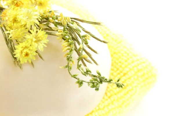 Savon Blanc Sur Serviette Jaune Avec Les Fleurs — Photo