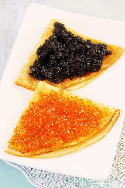 Pancake Tipis Dengan Kaviar Merah Dan Hitam — Stok Foto