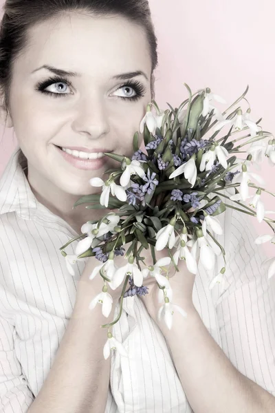 ヴィンテージ写真 Snowdrops の花束を持つ女性の肖像画 — ストック写真