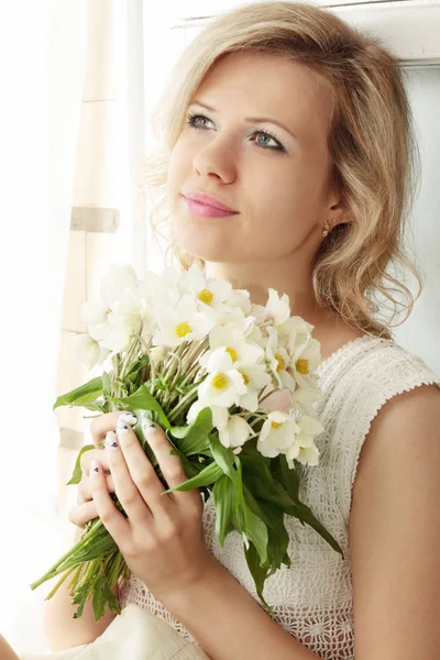 Girl Sits Window Holds Bouquet — Stock Photo, Image