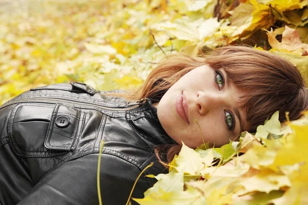 Krásná Dívka Leží Žluté Javorové Listy — Stock fotografie