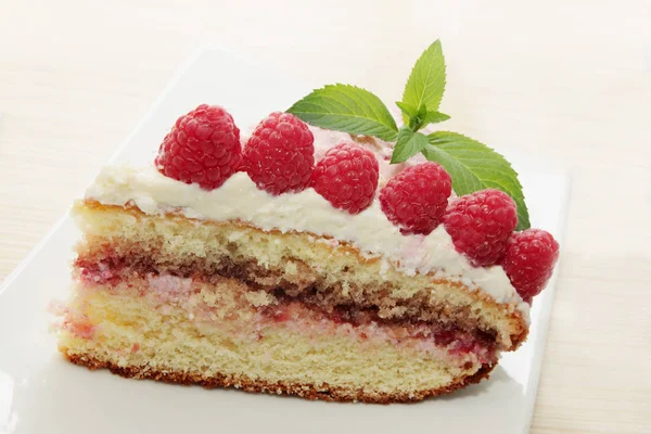 スポンジ ケーキ サワー クリームとラズベリー — ストック写真