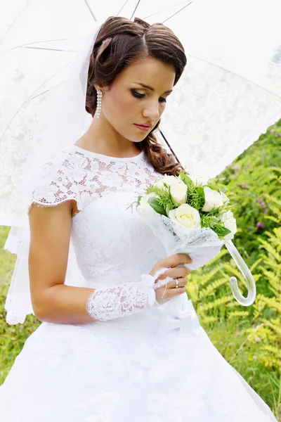 Álomszerű Menyasszony Egy Egy Csokor Rózsa Bel Esernyő — Stock Fotó