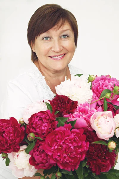 Oudere Vrouw Met Een Boeket Van Pioenrozen — Stockfoto