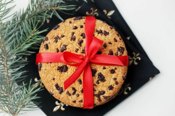 bir kırmızı yay ile çikolatalı kurabiye