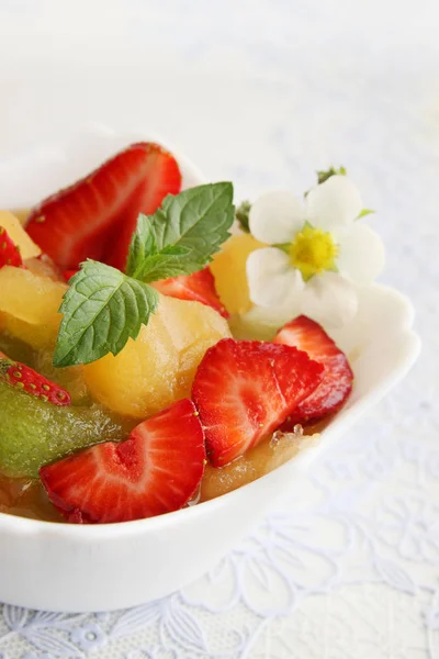 Fruchteis Mit Eis Und Frischen Erdbeeren — Stockfoto