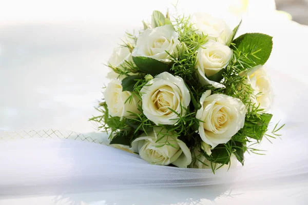 Menyasszonyi Csokor Fehér Rózsával Fehér Autó — Stock Fotó