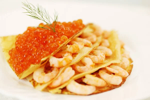 Rostige Pfannkuchen Gefüllt Mit Rotem Kaviar Fastnacht — Stockfoto