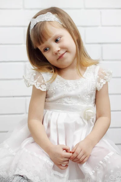Beyaz Elbiseli Küçük Güzel Kız — Stok fotoğraf