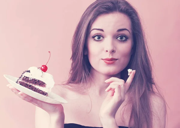 Schöne Frau Mit Einem Stück Schokoladenkuchen — Stockfoto