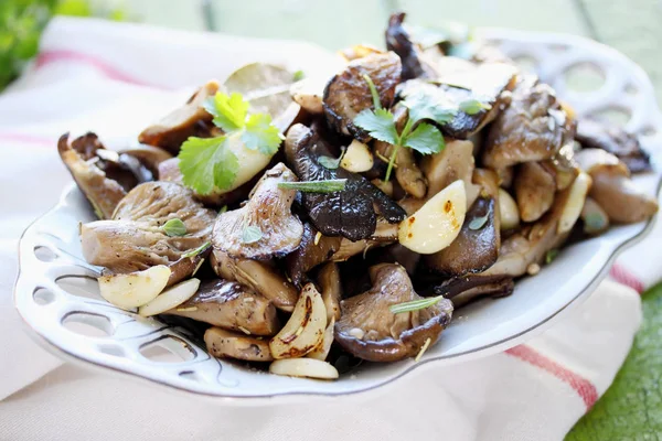 大蒜和新鲜香菜炒蘑菇 — 图库照片