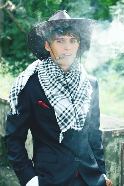 Joven Chico Guapo Con Cigarro Humeante —  Fotos de Stock