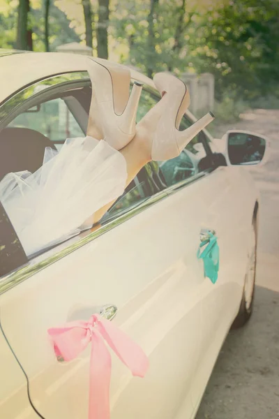Νύφη Βάλει Πόδια Στο Παράθυρο Του Αυτοκινήτου Φιμέ — Φωτογραφία Αρχείου