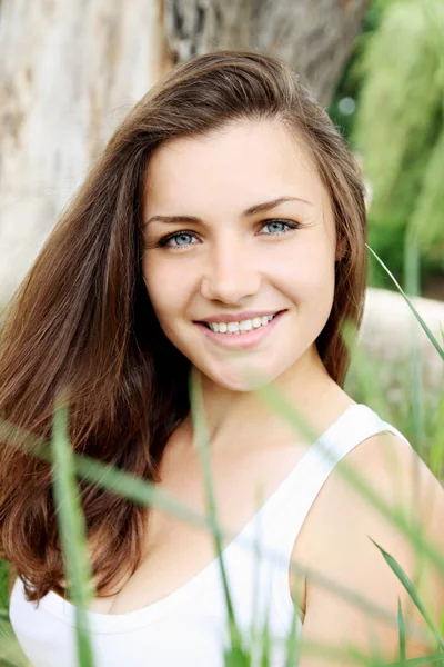 Retrato Uma Bela Mulher Natureza — Fotografia de Stock