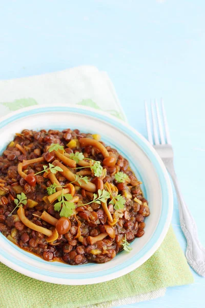 Mercimek yahnisi mavi üzerinde yabani mantar ile