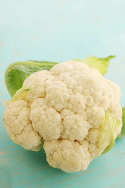 Coliflor Fresca Una Tabla Madera Pintada Azul —  Fotos de Stock