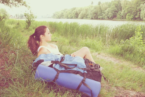 Nehir Kıyısında Dinlenme Sırt Çantası Olan Kadın — Stok fotoğraf