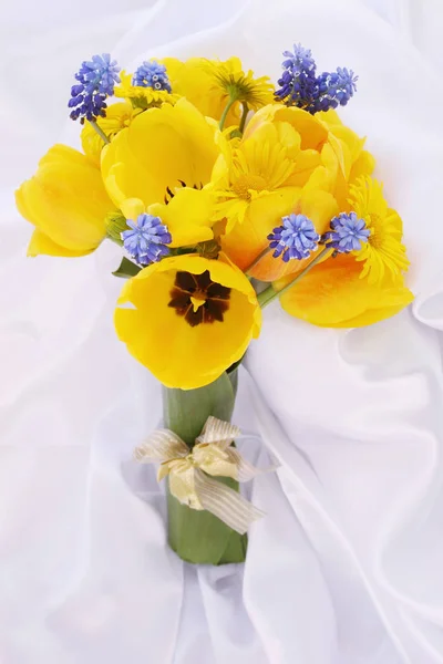 Strauss Aus Gelben Tulpen Und Blauen Muscari — Stockfoto