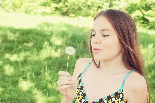 Güzel Bir Genç Kadın Şişirme Dandelion Kabarık — Stok fotoğraf