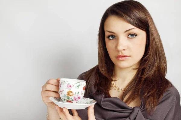 Jeune Femme Tient Tasse Avec Boisson — Photo