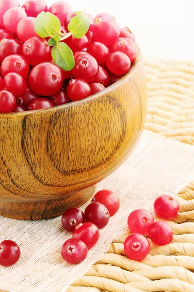 Cranberries Frescas Uma Tigela Madeira Profunda — Fotografia de Stock