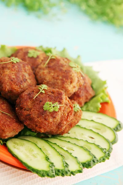 Chuletas Fritas Con Ensalada Pepino Berros — Foto de Stock