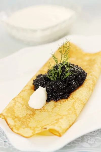 Roher Pfannkuchen Mit Schwarzem Kaviar Und Dill — Stockfoto