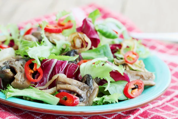 Ensalada Con Champiñones Fritos Cebolla Chile — Foto de Stock