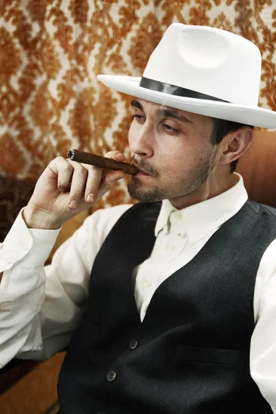 Jeune Homme Avec Chapeau Cigare — Photo