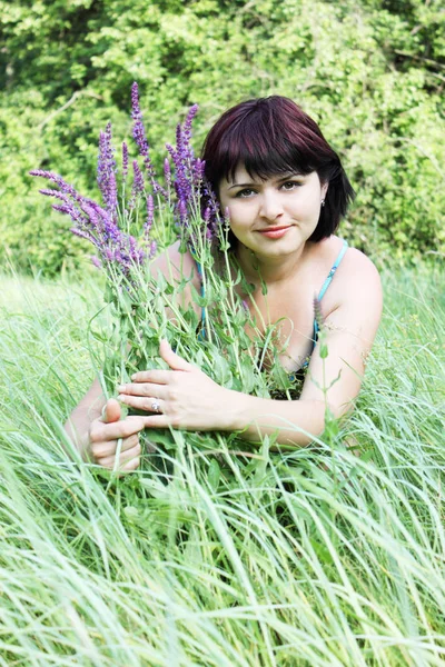 Üstünde Doğru Çayır Çiçekler Ile Genç Bir Kadın — Stok fotoğraf