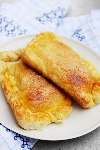 Leckere Rötliche Pasteten Mit Äpfeln Blätterteig — Stockfoto