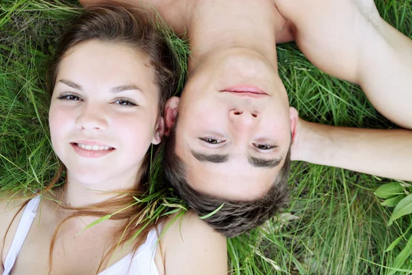 Young Couple Lying Grass Top View — Stock Photo, Image