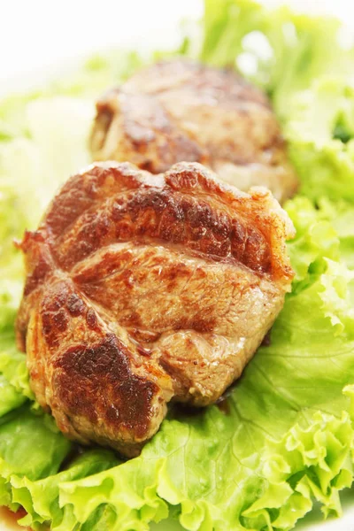 Steak Juteux Avec Des Feuilles Salade Fraîches — Photo