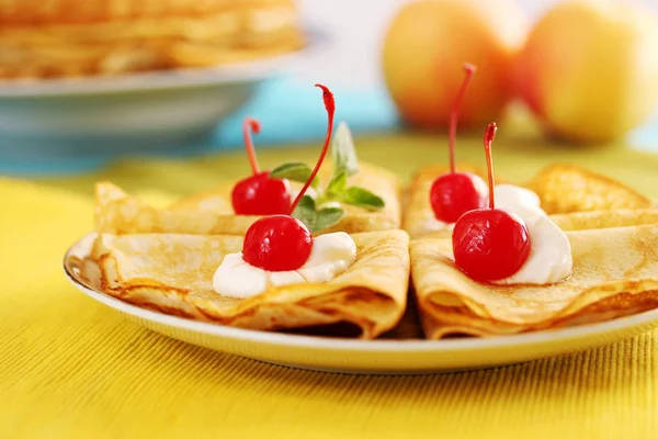 Pfannkuchen Mit Sahne Und Kirschen Auf Einem Teller — Stockfoto