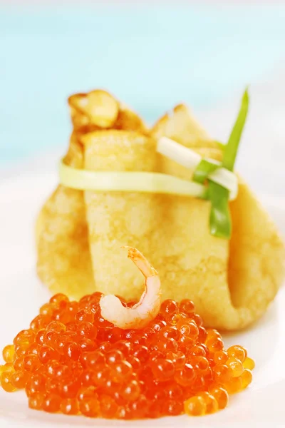 Ruddy Panqueca Saco Dobrado Com Caviar Vermelho — Fotografia de Stock