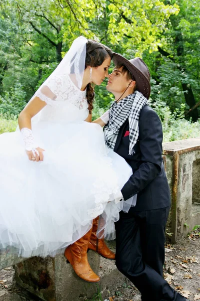 カウボーイ ハットで新郎をキスの花嫁 — ストック写真