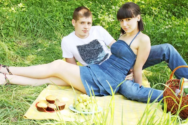 Een Jonge Mooie Paar Een Picknick — Stockfoto