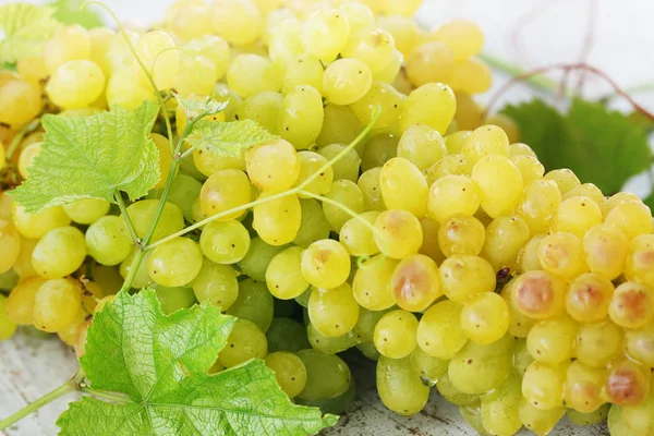 Uvas Maduras Suculentas Uma Tábua Madeira — Fotografia de Stock