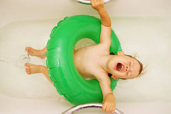インフレータブルの円の上に横たわるお風呂で歌っている女の子 — ストック写真