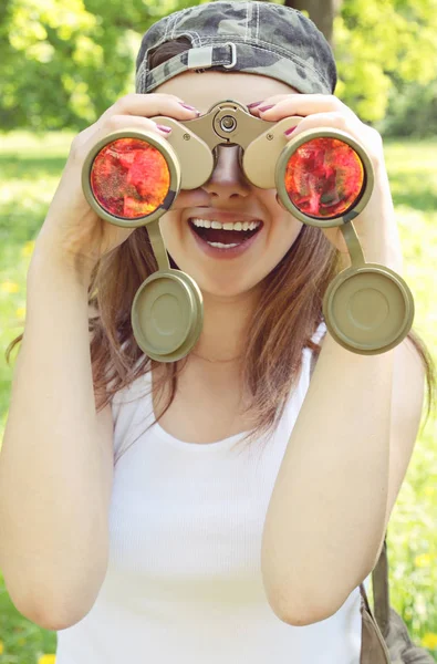 Mujer Joven Mirando Través Prismáticos Naturaleza —  Fotos de Stock