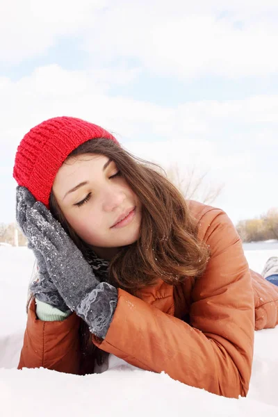 Linda Jovem Deitada Neve — Fotografia de Stock