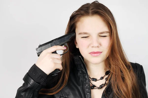Joven Mujer Sostiene Pistola Cerca Del Templo — Foto de Stock