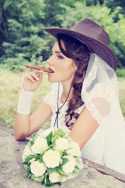 Hermosa Novia Sombrero Vaquero Con Puro — Foto de Stock