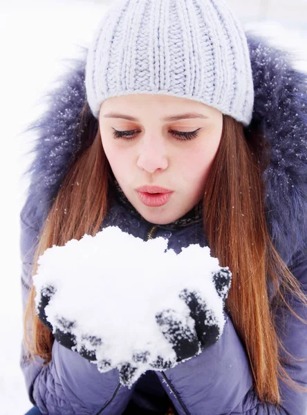 Молодая Девушка Дующая Снег Руках — стоковое фото